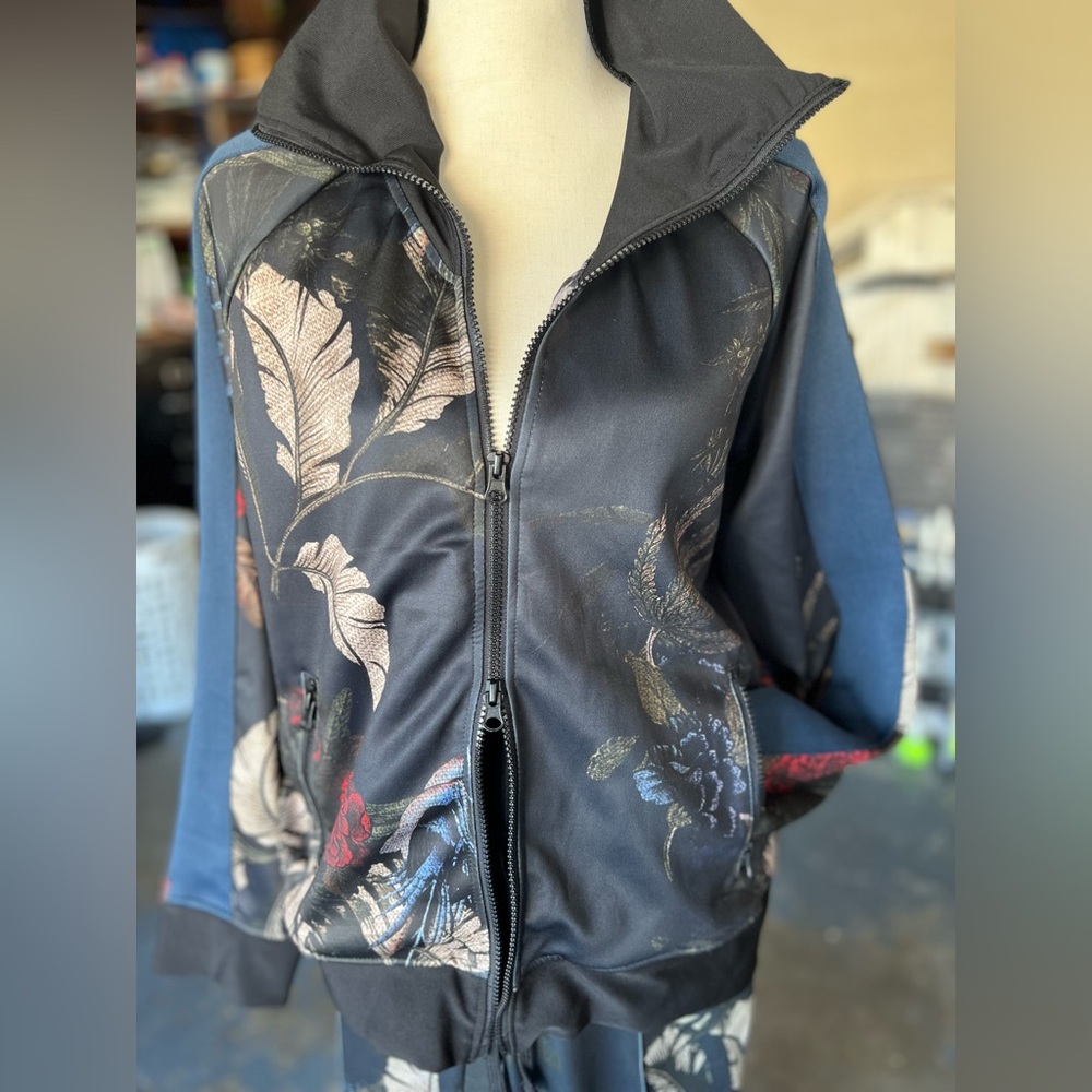 Two piece tracksuit - Picture 2 of 4